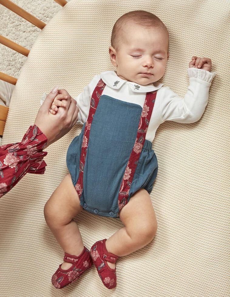 Macacão curto com alças estampadas verde-petróleo