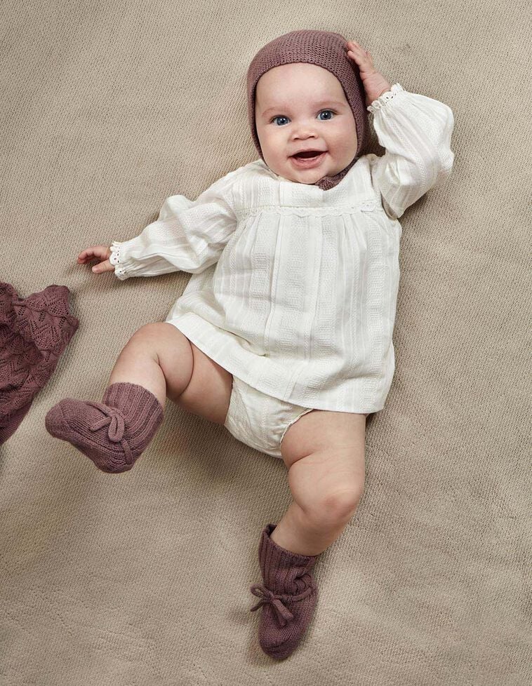 Vestido de manga comprida com alças e fita bordada branca