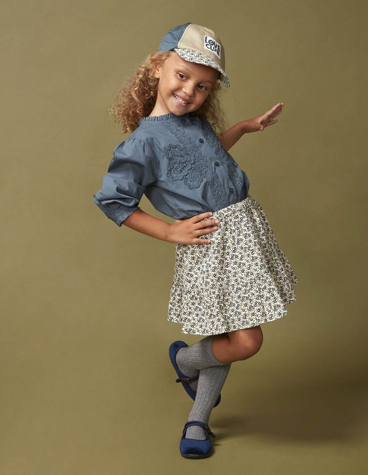 Blusa com manga bufante e bordados verde-petróleo