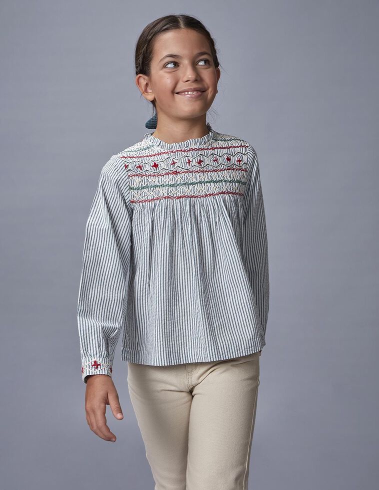 Blusa listrada com colete azul claro feito à mão