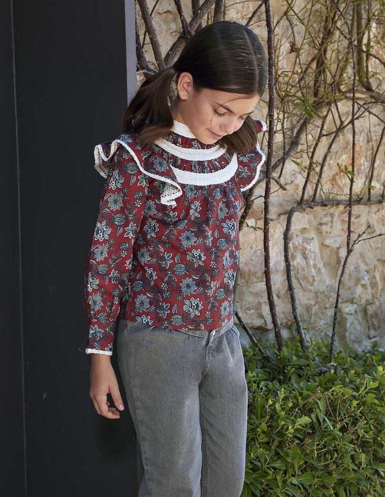 Blusa floral com folhos e tiras bordadas granada