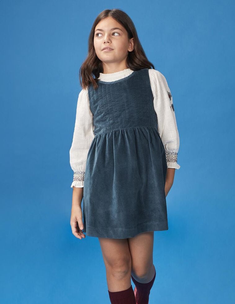 Vestido tipo jardineira com detalhes plissados verde