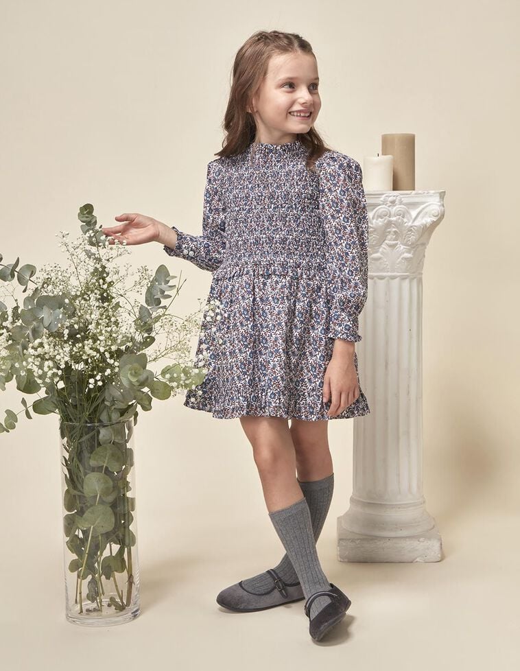 Vestido estampado com recortes brancos