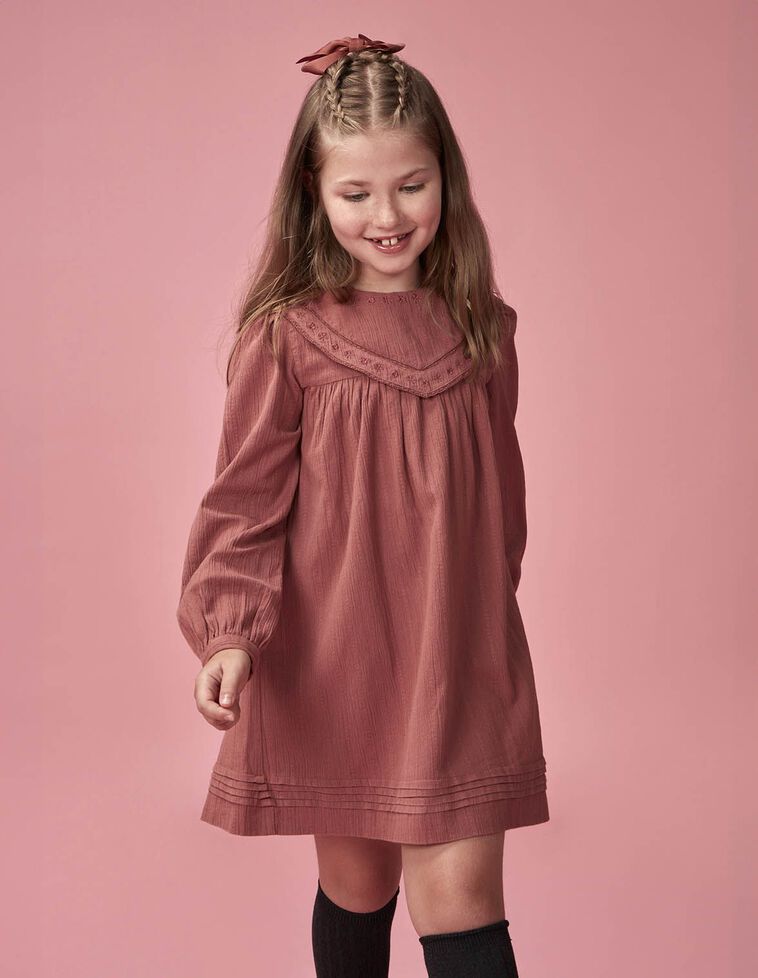 Vestido com babete e pregas na bainha vermelha