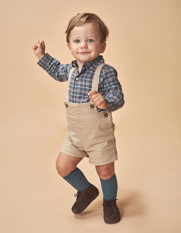 Calças curtas com alças pedra