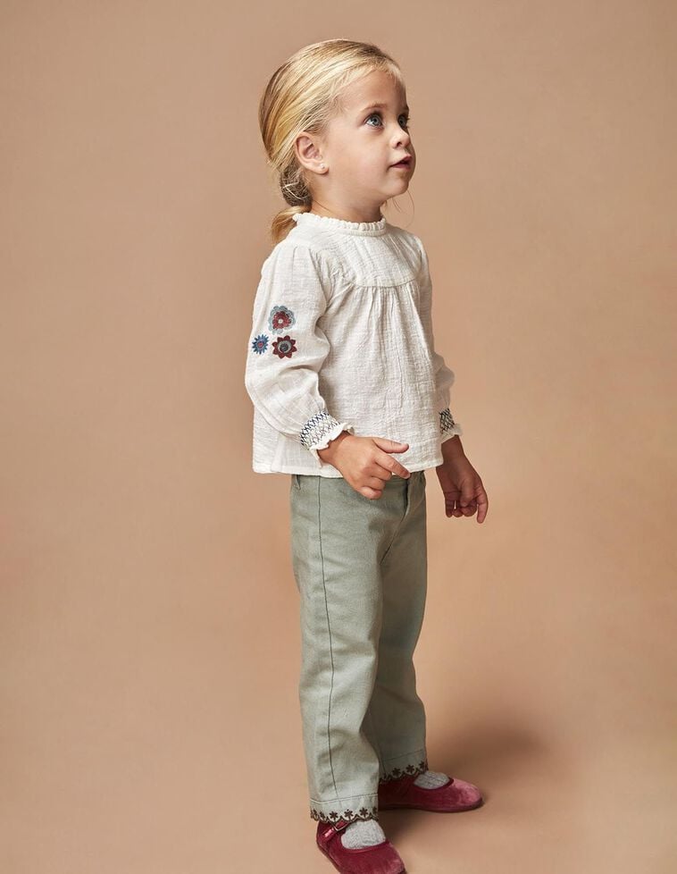 Blusa com bordado branco