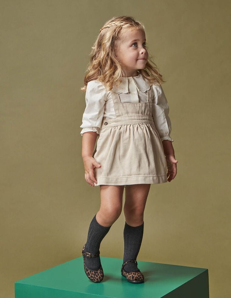 Vestido jardineira de sarja pedra