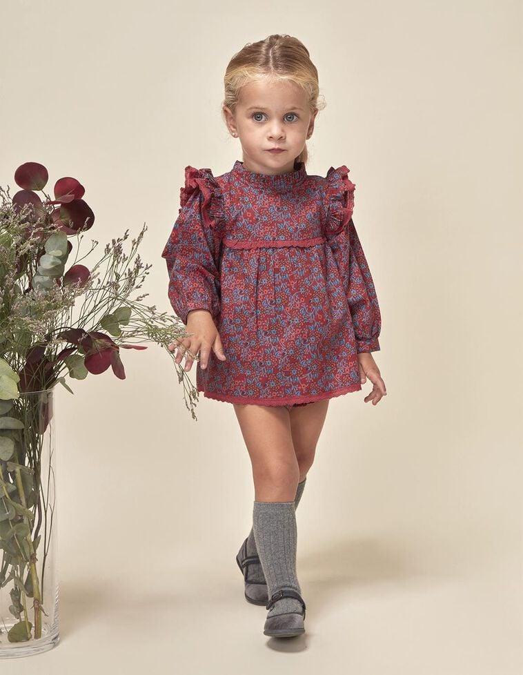 Vestido com estampa em tons de vermelho