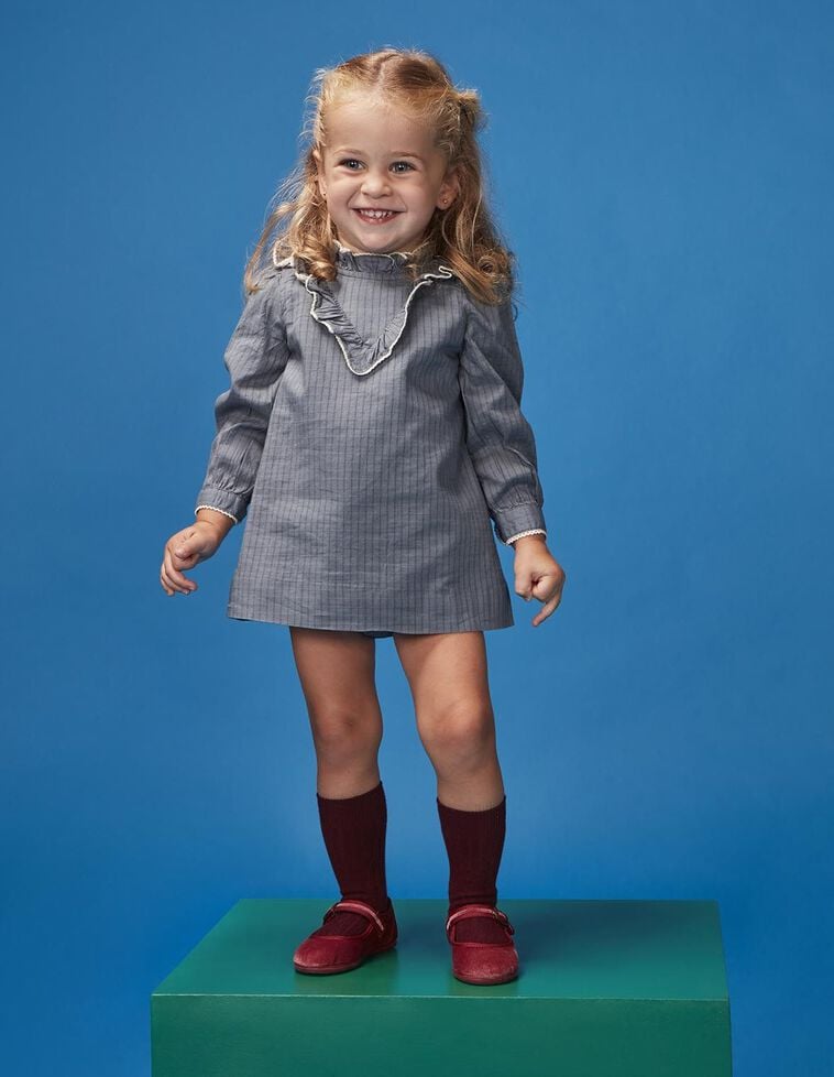 Vestido com contraste azul claro